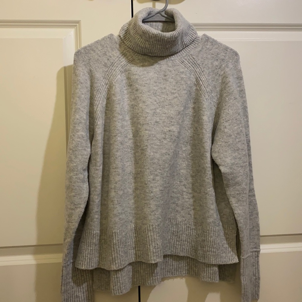 Vince Camuto Women’s Gray Turtle Neck Sweater Size Medium